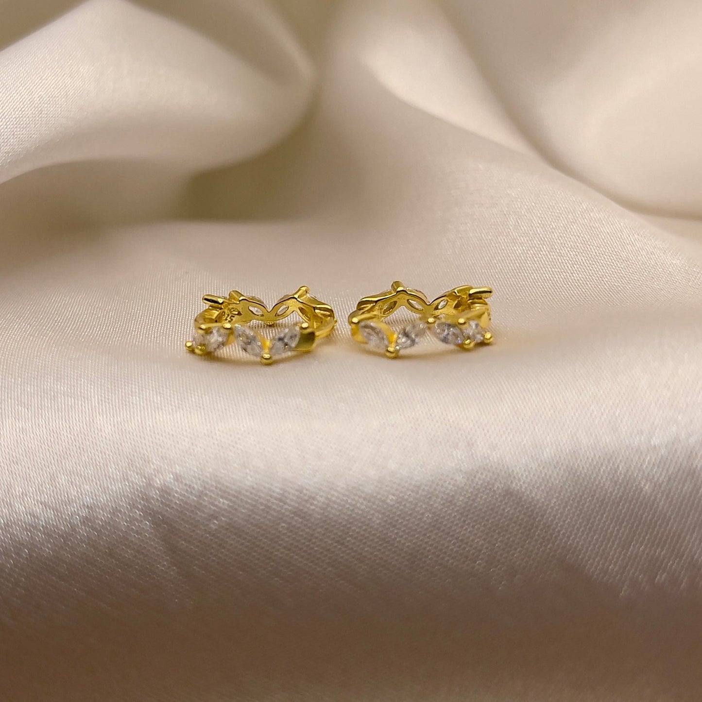 Tiara Huggies in Gold