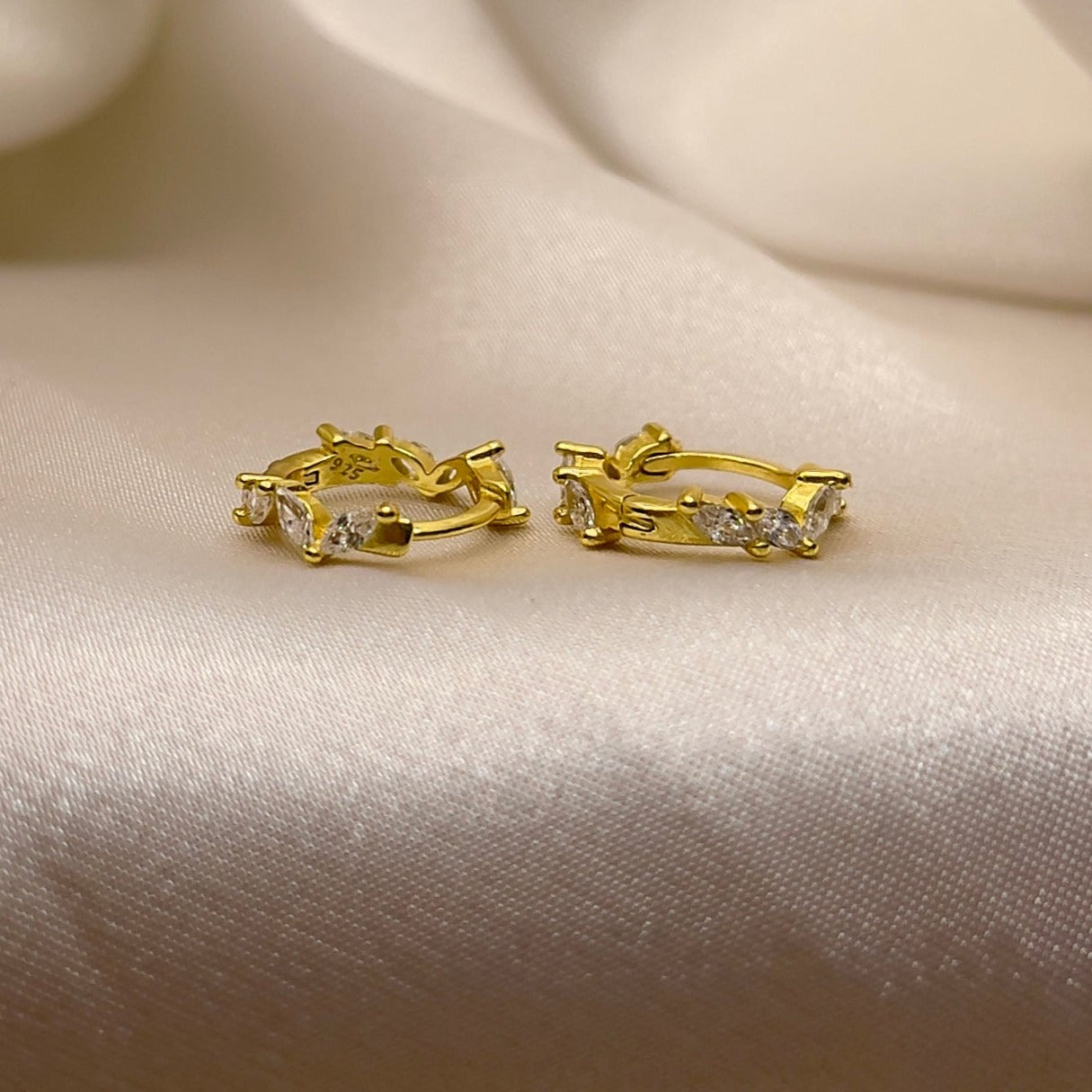 Tiara Huggies in Gold